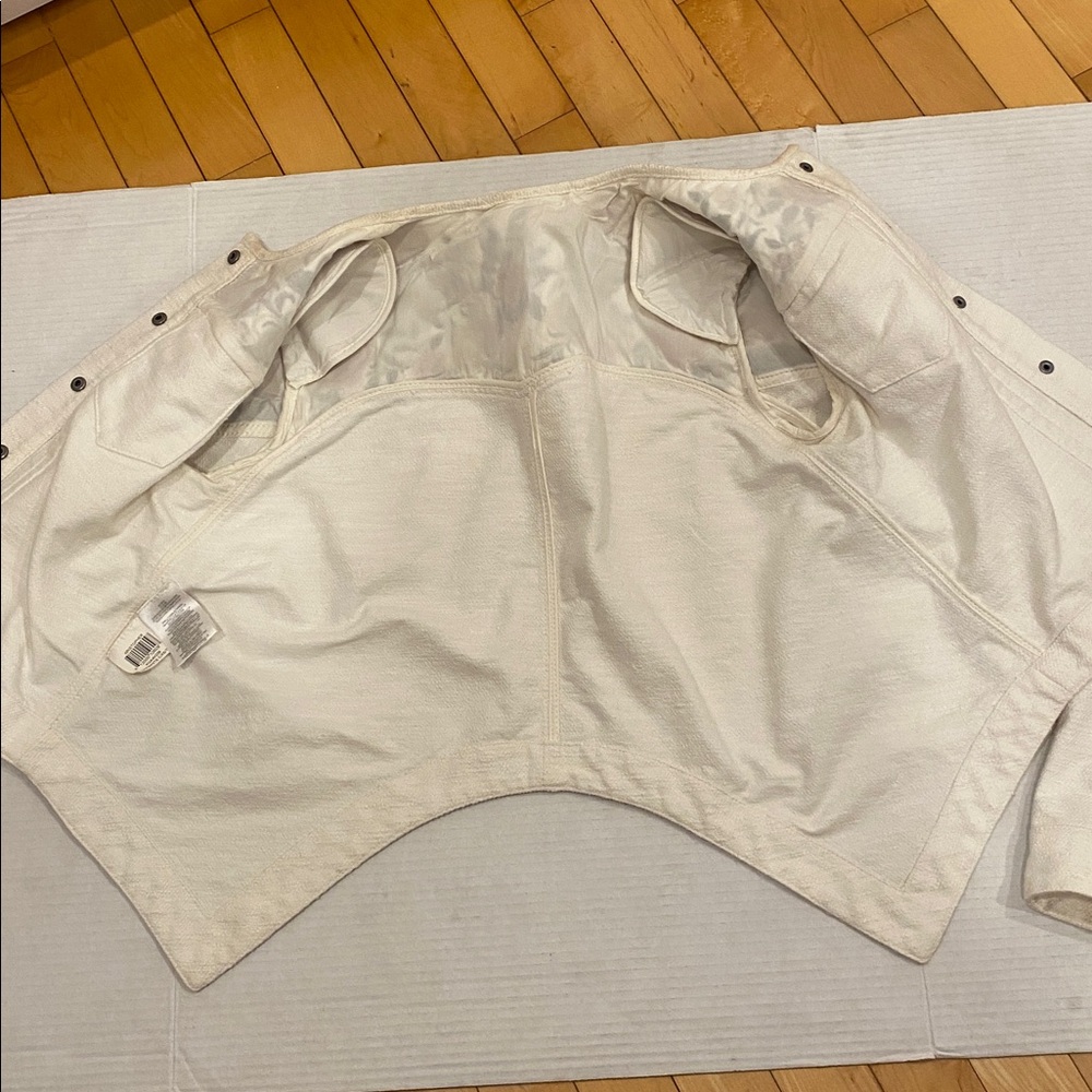 BCBG MAX Azria
Off-White long sleeved floral Embroidered Jacket Size X-Small - Picture 16 of 17